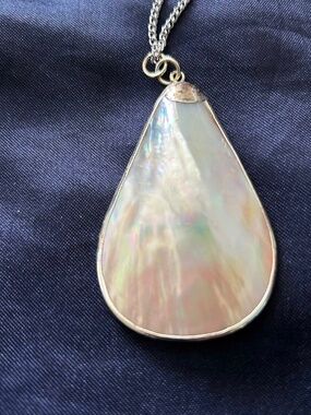 NECKLACE MOTHER OF PEARL TEARDROP FRAMED IN SILVER TONE METAL ON SILVER TONE